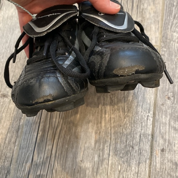 Boys Champion Cleats - Picture 5 of 7